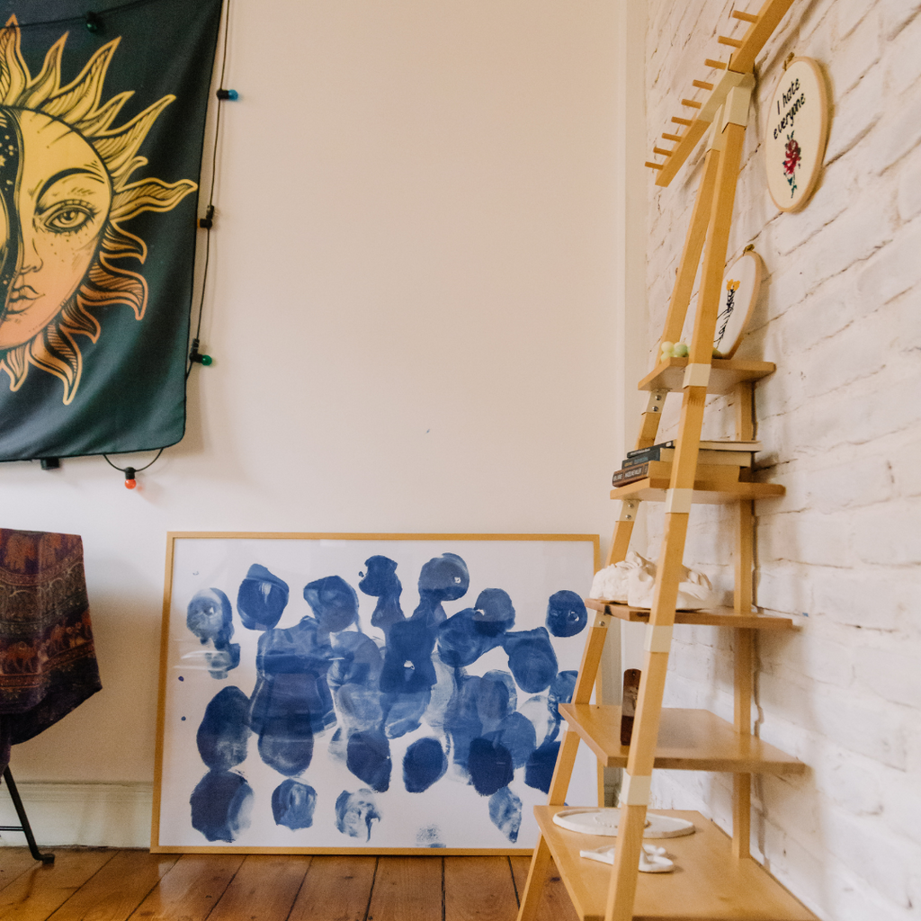 6 ways to decorate the blank white wall in your living room