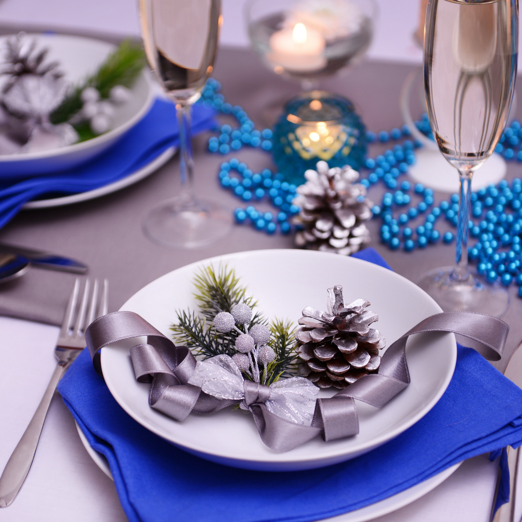 6 simple steps to make your Christmas table look attractive