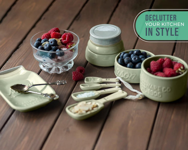 Mason Jar Kitchenware - Green Ceramic Decor with 4 Measuring Cups, 4 Measuring Spoons and Spoon Rest - Vintage Style – detail close-up – Comfify