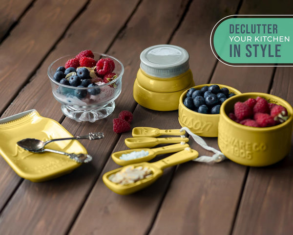 Mason Jar Kitchenware Set – Yellow Ceramic Decor with 4 Measuring Cups, 4 Measuring Spoons, Spoon Rest – detail close-up – Comfify